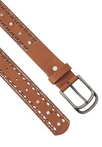 Cinturón de cuero marrón con patrones de diamante recortados, tachuelas plateadas y una hebilla de metal plateada. Acabado texturizado con un borde liso.