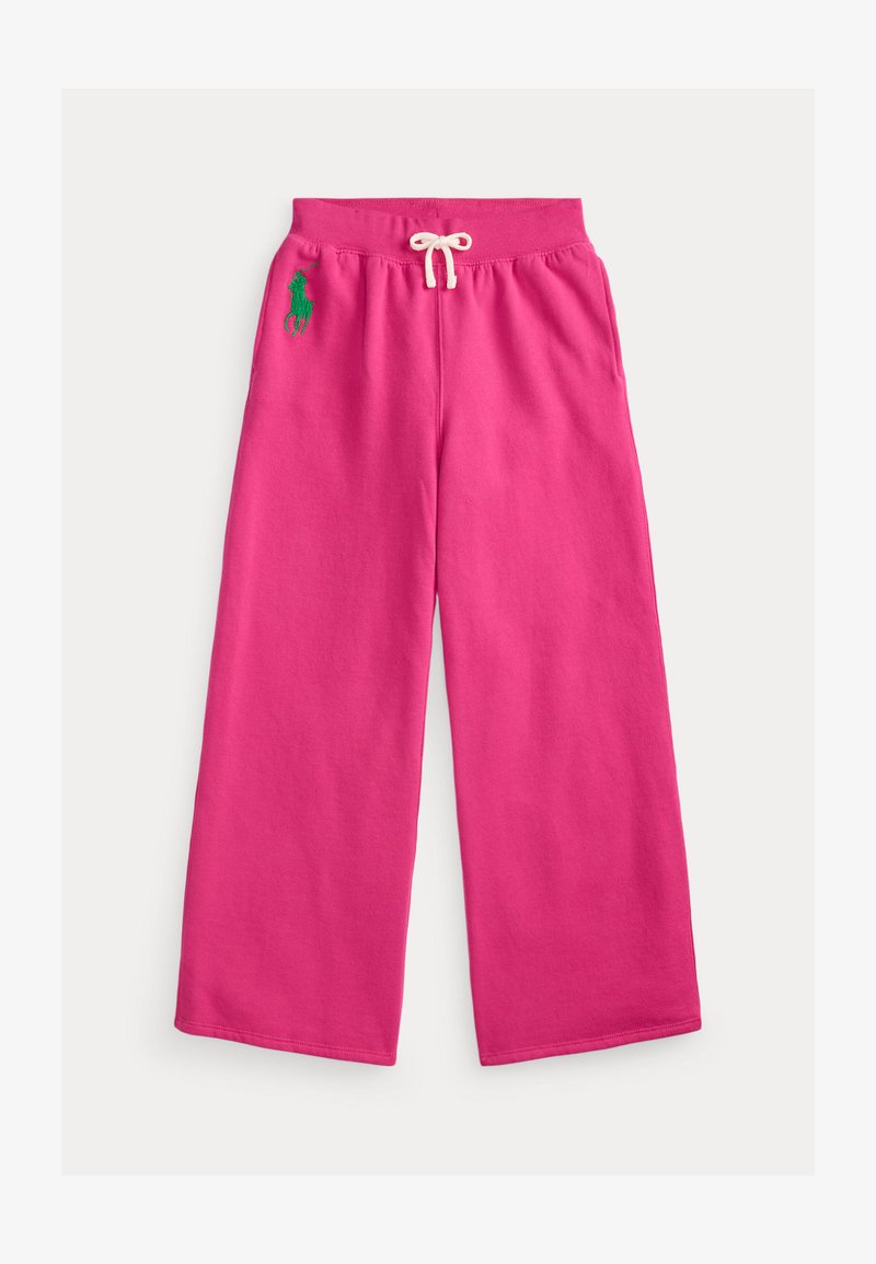 Różowe bawełniane spodnie dresowe o szerokich nogawkach, z elastycznym pasem, białym troczkiem i zielonym wyszywanym logo po lewej stronie.