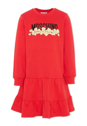 Czerwona sukienka z długim rękawem i marszczonym dołem z napisem "Moschino" oraz grafiką popcornu na piersi.