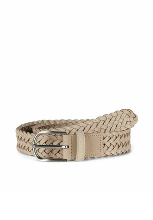 Lys beige flettet lærbelte med sølvfarget metallspenne, rullet sammen og plassert på hvit bakgrunn.