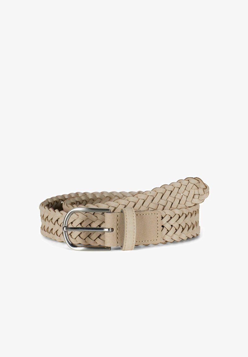 Lichtbeige gevlochten leren riem met zilverkleurige metalen gesp, opgerold en geplaatst op een witte achtergrond.