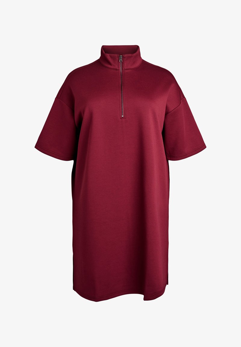 Burgundy short-sleeve dress with a high collar and half-zip closure. Made of soft fabric, featuring a relaxed fit and side slits.