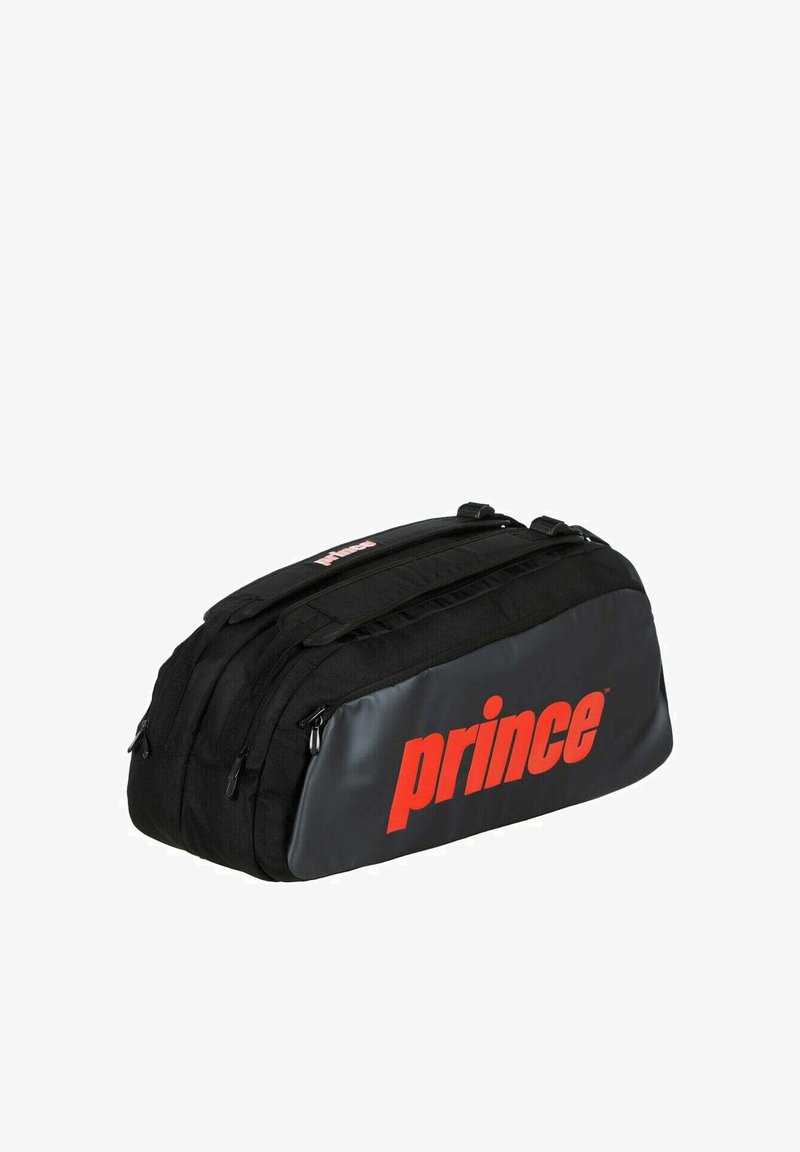 Schwarze Sporttasche mit zwei Fächern und rotem "prince"-Logo an der Seite, ausgestattet mit mehreren Reißverschlusstaschen und Tragegurten.