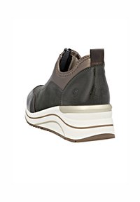 Dunkelgrüner Lederschuh mit beigem Akzent, Reißverschluss, gepolsterter weißer Sohle und strukturierter Oberfläche an Ferse und Obermaterial.