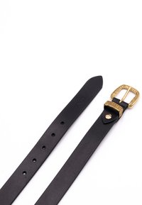 Schwarzer Lederarmband mit einer strukturierten goldenen Schnalle. Verfügt über mehrere Einstelllöcher und eine glatte Oberfläche am Riemen.