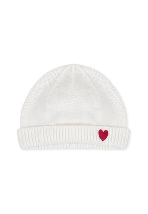 Cappello beanie bianco lavorato a maglia con bordo a coste piegato e un piccolo cuore rosso ricamato sul risvolto.