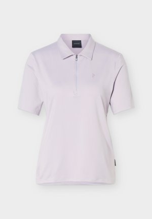 Polo à manches courtes violet clair avec col et fermeture éclair devant, avec un logo discret sur la poitrine gauche sur fond blanc.