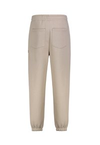 Beige Jogginghosen mit elastischem Bund und Bündchen, ausgestattet mit zwei Gesäßtaschen, von der Rückseite auf einem weißen Hintergrund gezeigt.