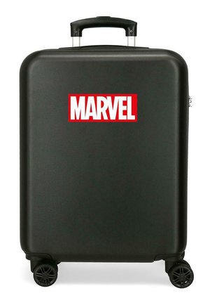 Maleta rígida negra con cuatro ruedas y un logo rojo de Marvel centrado en la parte frontal.