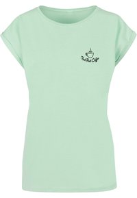 Minzgrünes Baumwoll-T-Shirt mit kurzen, umgeschlagenen Ärmeln, rundem Ausschnitt und schwarzem Drucktext "Aber zuerst Kaffee" mit einem Kaffeetassenmotiv.
