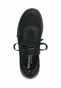 Schwarzer Sportschuh mit einem Obermaterial aus Mesh, runder Zehenpartie, Schnürsenkeln und einer gepolsterten weißen Sohle. Strukturierte Akzentdetails in Bronze.