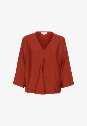 Crvena satenastih bluza s V izrezom, tri četvrtine rukava i slobodnim krojem, s nabranjima sprijeda za dodatnu teksturu i prozračnost.