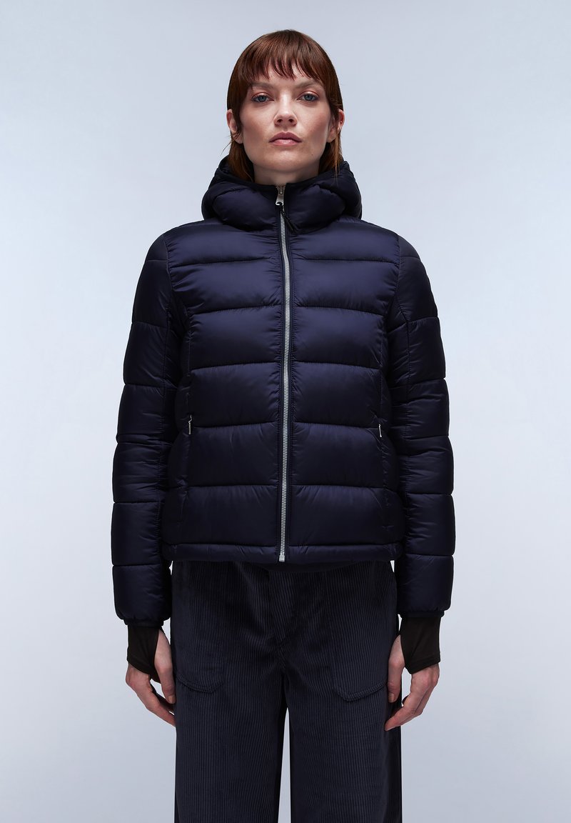 Veste matelassée marine avec un design ajusté, un matelassage horizontal, une capuche et une fermeture éclair à l'avant. Tissu doux et lisse avec une apparence légère.