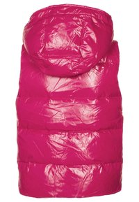 Fuchsiová vatovaná vesta s lesklou texturou, nastavitelnou kapucí a prošívaným vzorem. Má vodorovné prošívané panely pro izolaci.