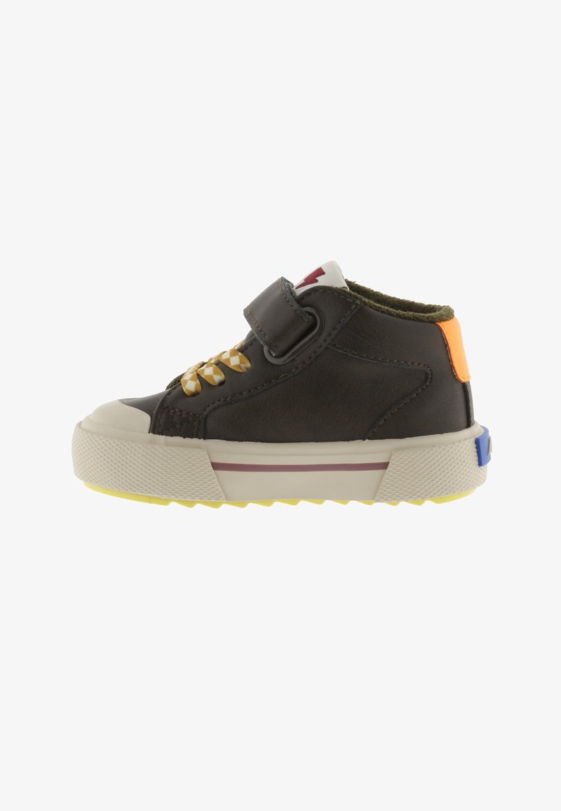 Baskets montantes noires pour enfant avec lacets jaunes et blancs, semelle blanche, languette orange au talon et une bride velcro sur fond blanc.