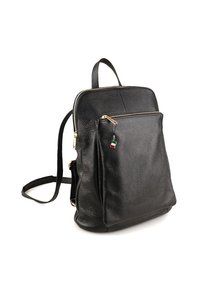 Sac à dos en cuir noir avec une finition texturée, fermetures éclair dorées et une poche frontale. Dispose de bretelles ajustables et d'un petit accent en drapeau italien.