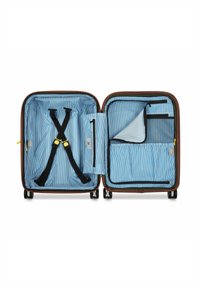 Valigia marrone con interno a righe blu e bianche, dotata di cinghie incrociate, tasche con cerniera e un compartimento in rete per l'organizzazione.