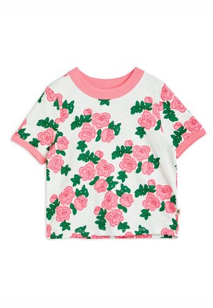 Kortærmet t-shirt med hvid bund, prydet med et pink blomsterdesign og grønne blade, afsluttet med en pink ribbet krave og ærmer.
