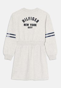 Pilkas džinsinis suknelė su ilgomis rankovėmis, kuriame yra juodu siuvinėjimu užrašas "HILFIGER NEW YORK CITY" ir mėlynos dryžuotos akcentai ant rankovių.