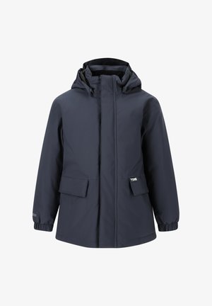 Marinblå vandtæt jakke med hætte, udstyret med lynlås foran, to store påsyede lommer og elastiske manchetter for justerbar pasform. Glat tekstur.