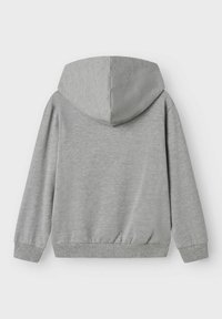 Sudadera gris de cuello redondo con capucha ajustable, puños y cintura acanalados. La tela tiene una textura suave, adecuada para un uso casual.