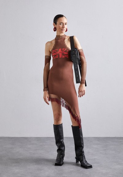 Sinead Gorey UNION JACK PRINTED DRESS WITH BEADED TASSELS AND GLOVES - Haljina od žerseja - brown