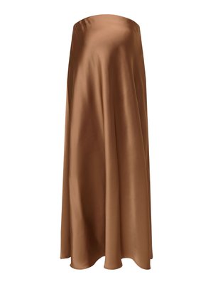 Jupe longue en satin marron avec une texture lisse et une taille haute, tombant droit jusqu'au sol sur un fond blanc.