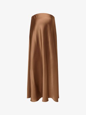 Jupe longue en satin marron avec une texture lisse et une taille haute, tombant droit jusqu'au sol sur un fond blanc.