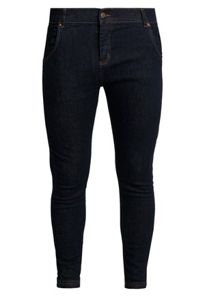 Dunkelblaue Slim-Fit-Jeans mit Fronttaschen, Knopfverschluss und orangefarbenen Nähten vor weißem Hintergrund.