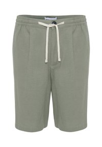 Pantalones cortos de tejido verde claro con cinturilla elástica, pliegues frontales y cordón blanco. Presenta un cierre a botones y bolsillos laterales.