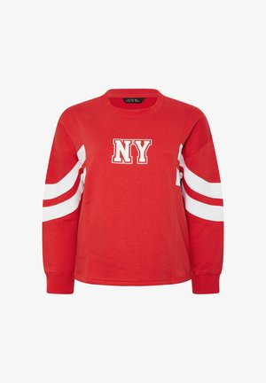 Rød sweatshirt med hvid "NY" tekst på brystet og to hvide striber på hver ærme, med rund hals og ribbet kant.