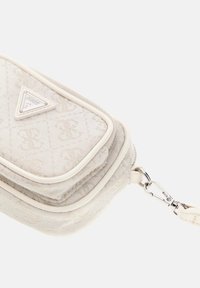 Borsa bianca con zip realizzata in tessuto testurizzato con un sottile motivo logo, dotata di un gancio in metallo argentato e di una finitura liscia bianca.