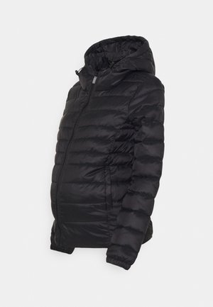 Chaqueta acolchada negra, diseño acolchado, con capucha y cuerdas ajustables, cierre frontal con cremallera, bolsillos laterales, textura suave.