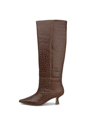 Bota marrón hasta la rodilla con textura de cocodrilo, punta puntiaguda y tacón bajo inclinado sobre fondo blanco.
