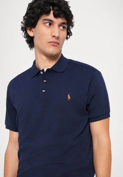 Mornarska polo majica iz bombaža, z clásico ovratnikom, platosom s tremi gumbi, kratkimi rokavi in majhnim izvezenim logotipom na prsih.