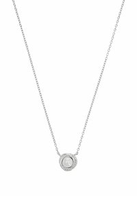 Collana in argento con pendente rotondo che presenta una singola perla bianca centrale circondata da un design in corda argentata attorcigliata.