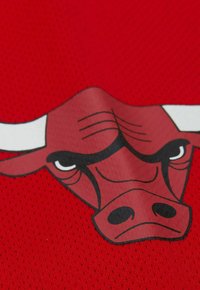 Rotes Sporttrikot mit einem großen, stilisierten Bullenkopf-Graphic, schwarzen Akzenten, strukturiertem Mesh-Stoff und auffälligen weißen Hörnern.