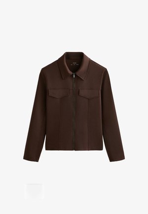 Ruskea pitkähihainen vetoketjutakki, jossa on kaulus ja kaksi rintataskua läppineen, esillä valkoisella taustalla.