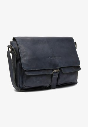 Dunkelblaue Leder-Umhängetasche mit verstellbarem Schultergurt, Vorderklappe, Schnallenverschluss und zwei Vordertaschen.