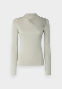 Haut à manches longues en tissu côtelé gris clair, avec un col montant et une découpe asymétrique sur l'épaule gauche. Texture lisse.