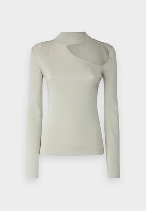 Langærmet top i lysegrå ribbet stof med høj hals og asymmetrisk udskæringsdesign på venstre skulder. Glat tekstur.