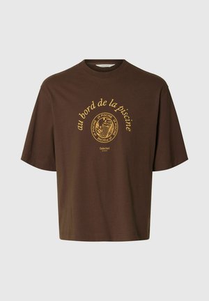 Brun kortærmet t-shirt med rund halsudskæring med gul fransk tekst og cirkulært grafik med teksten "au bord de la piscine" og "Selected Maison" nedenunder.