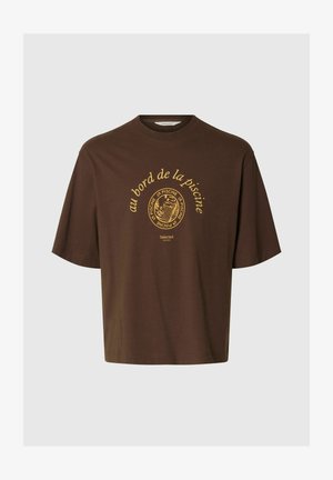 Brun kortærmet t-shirt med rund halsudskæring med gul fransk tekst og cirkulært grafik med teksten "au bord de la piscine" og "Selected Maison" nedenunder.