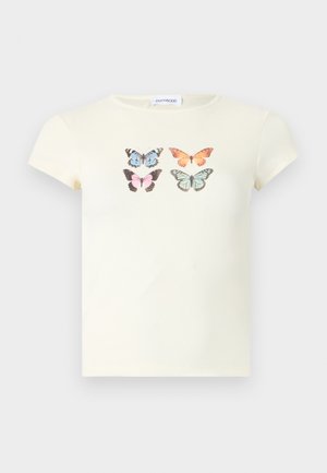 Μπεζ κοντομάνικη μπλούζα με τέσσερα πολύχρωμα σχέδια πεταλούδων τοποθετημένα σε δύο σειρές στο ύψος του στήθους.