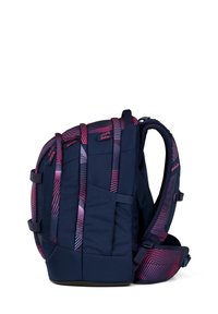 Sac à dos marine avec un motif de rayures diagonales roses et violettes, bretelles rembourrées, plusieurs poches, et un matériau extérieur durable.
