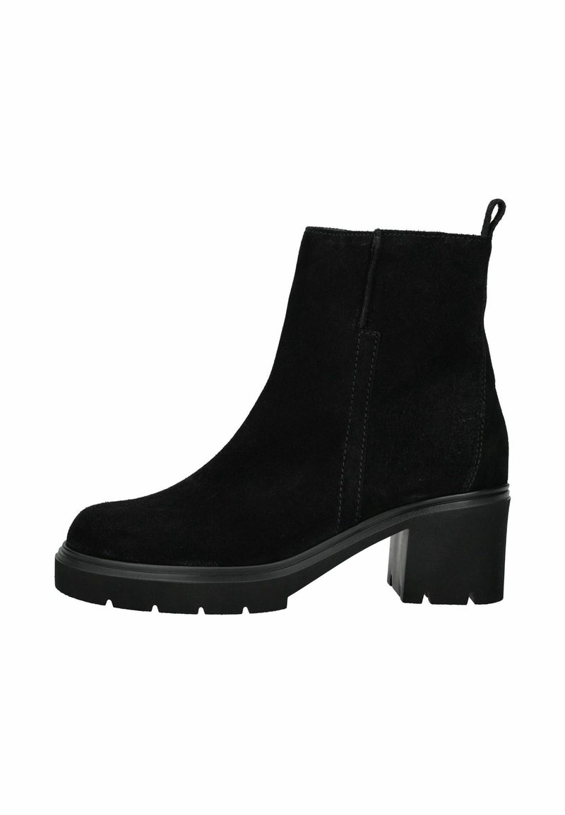 Bottine en daim noir avec talon épais et semelle crantée, languette latérale et dessus lisse avec détails de couture minimalistes.