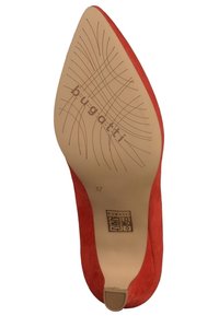 Chaussure à talons hauts en suède rouge avec un bout pointu. La semelle présente une poignée à motif et le nom de la marque "bugatti" imprimé près du talon. Taille 37.