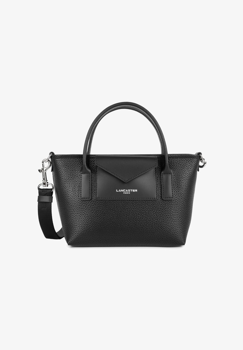Schwarze Handtasche aus Leder mit strukturiertem Oberflächen, zwei Tragegriffen, einem abnehmbaren Schultergurt und einem Frontklappenverschluss, der ein Logo zeigt.