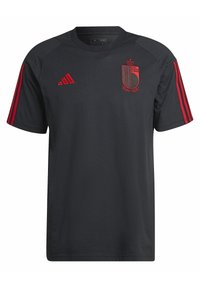 Maillot noir à manches courtes avec des accents rouges, présentant un logo brodé et trois bandes rouges le long des épaules. Fabriqué en tissu respirant.
