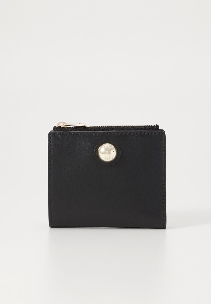 Portafoglio in pelle nera con design quadrato, dotato di chiusura a zip e un accento metallico circolare sulla parte anteriore per un accesso facile.